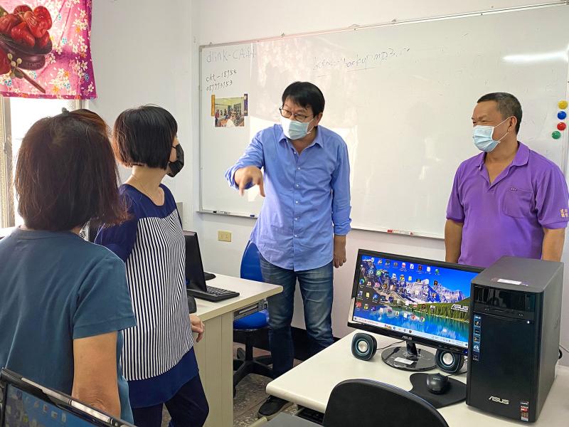 學員們圍繞講師，討論如何規劃社團經營模式