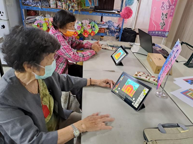 學員經講師教導如何使用平板設計圖案