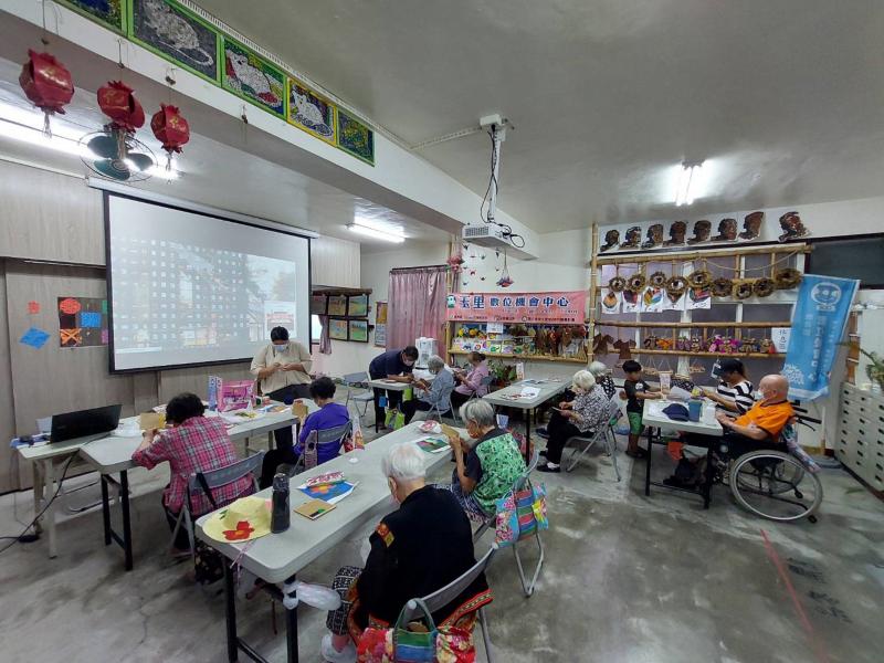 十字繡上課學員們專心完成作品