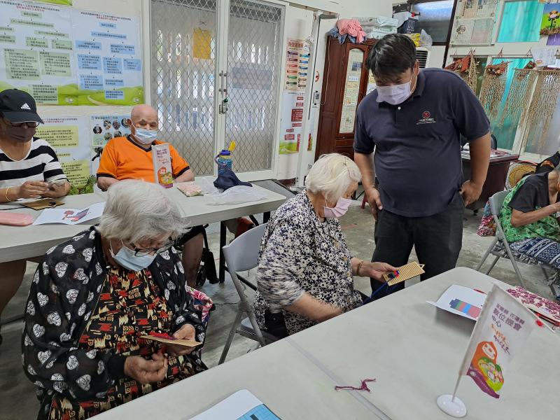 講師協助學員完成作品