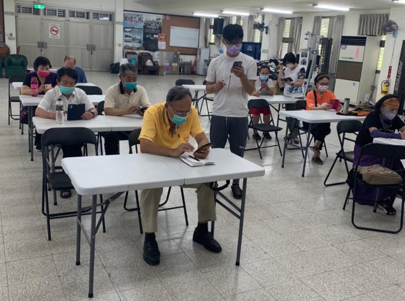 學員認真學習手機的相機功能