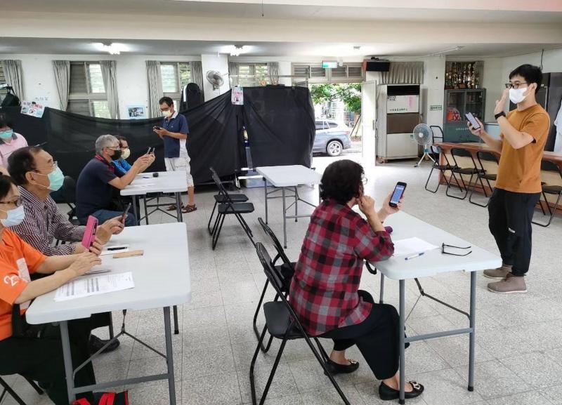 除了飲食，運動也可以保持健康，看youtube有很多運動教學