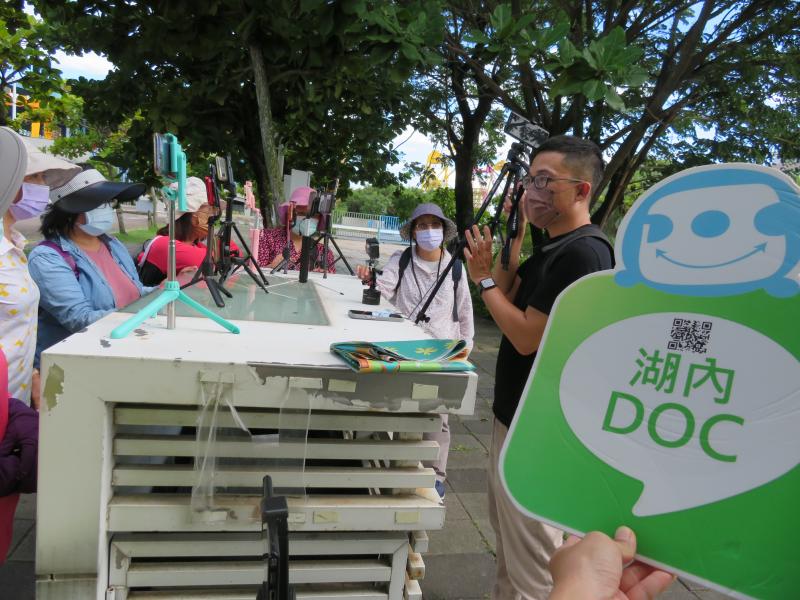 看這些腳架，感覺好像在舉辦記者會呢!