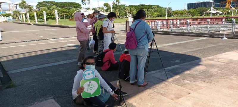 學員開始各自佔據最佳拍攝點來進行實地操作囉!
