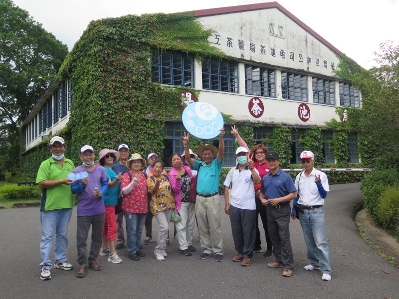 走，到農林公司魚池茶場參觀製茶的過程，並透過解說員了解魚池鄉紅茶的發展歷史及體驗紅茶文化之美。
