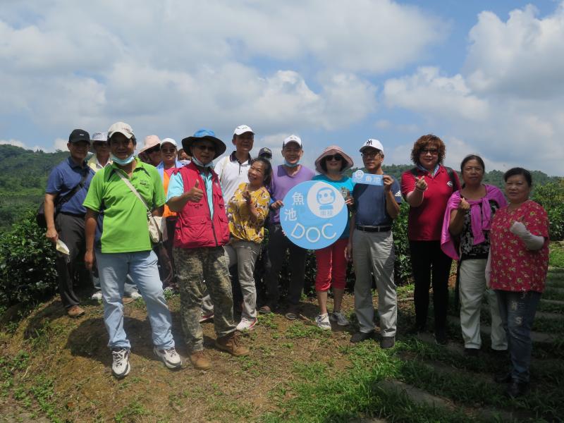 新城茶園地處高山，雖剛採完茶，看到了茂茂盛盛大大片茶園，大家合影，畫下玩魚池喝紅茶小旅行學習美好的句點。