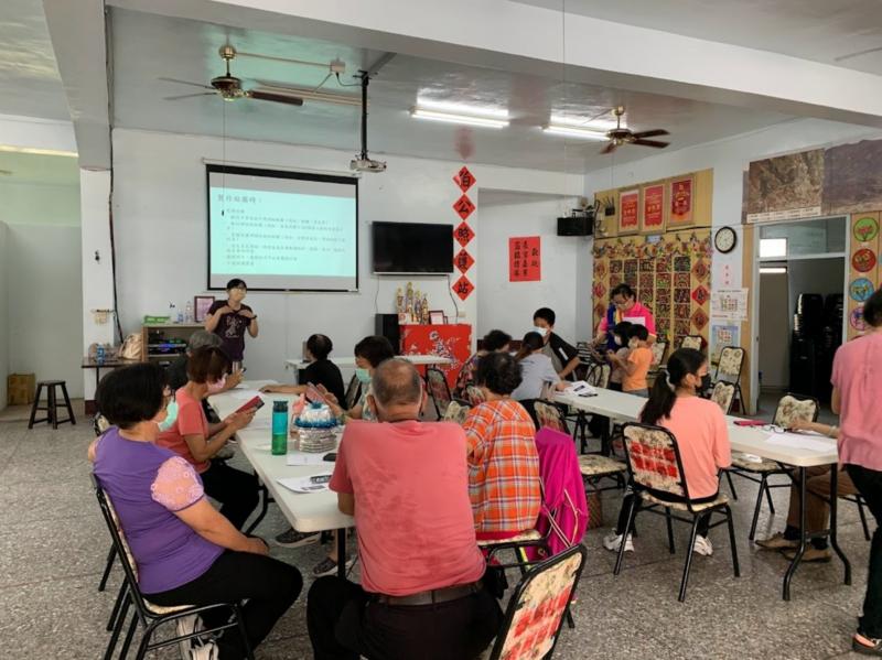 講師講解上課內容，學員認真聽課的照片。