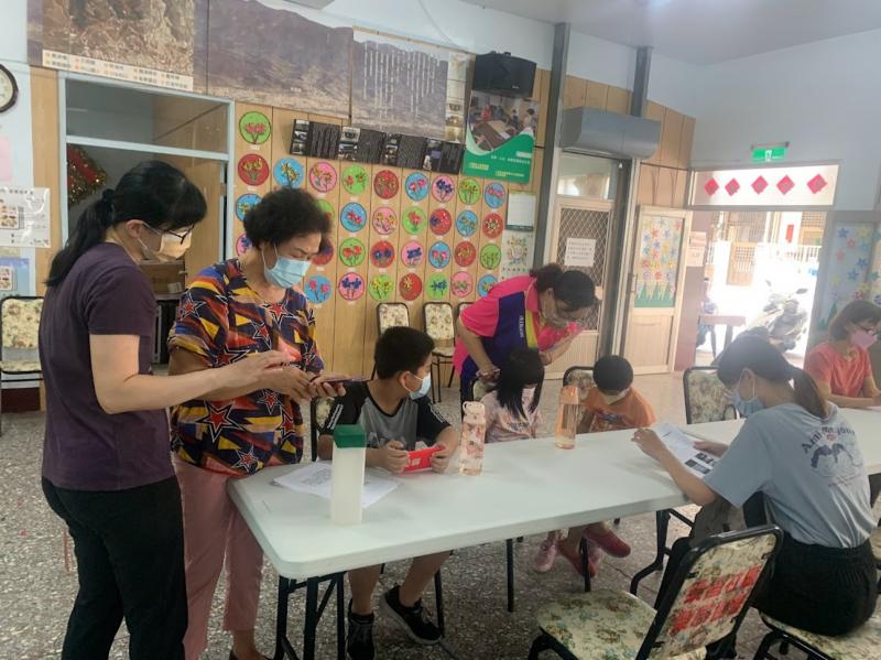 學員有不會的地方，講師親自講解如何操作。