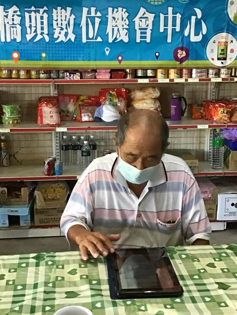 長者認真學習平板電腦操作畫面