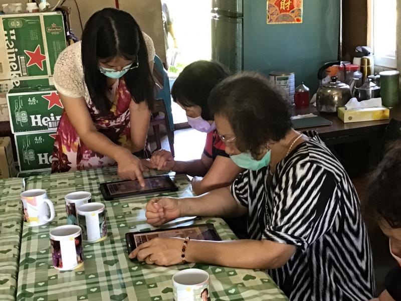 課程講師指導社區長者平板電腦繪圖APP編輯操作情形