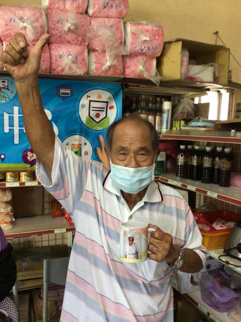 長者與自己的作品高興心情寫照--比讚