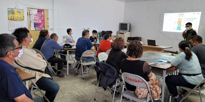 在上課中，學員認真地聽，也學習用手機找尋景點