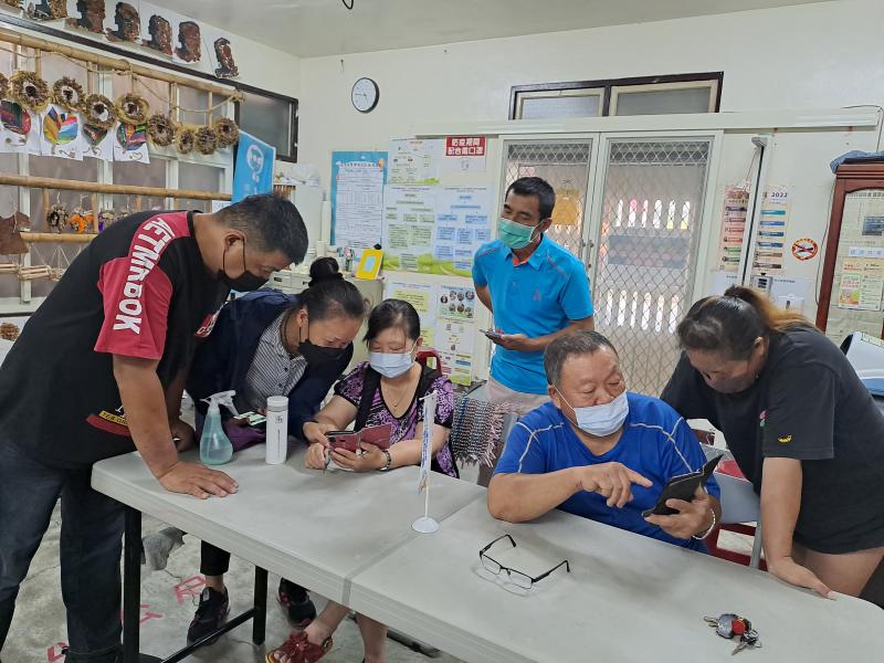 講師協助學員練習使用收手機操作直播