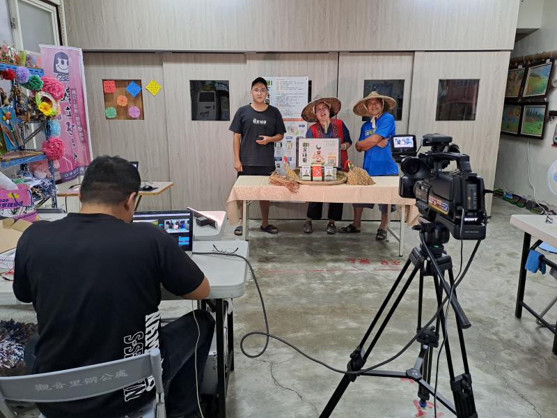 室內直播商家介紹自家產出好吃的友善米