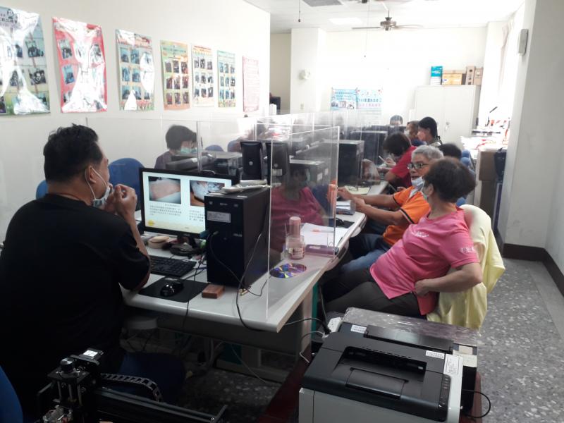 學員與講師在討論雷雕機在生活上的運用,可以用於皮雕.木雕.紙雕.壓克力貝殼.不鏽鋼...等