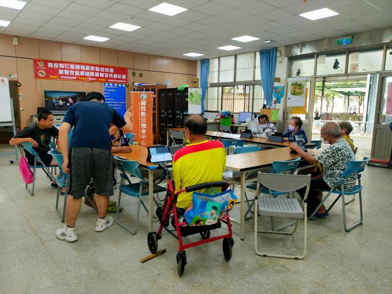 1對1跟學員解釋平板的使用的小技巧