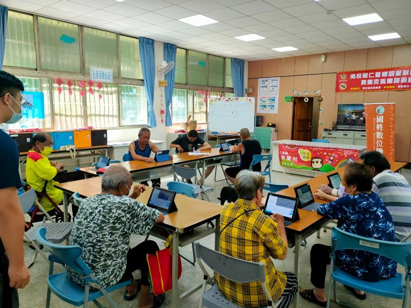 讓學員自由操作平板，有任何問題講師會即刻上前協助