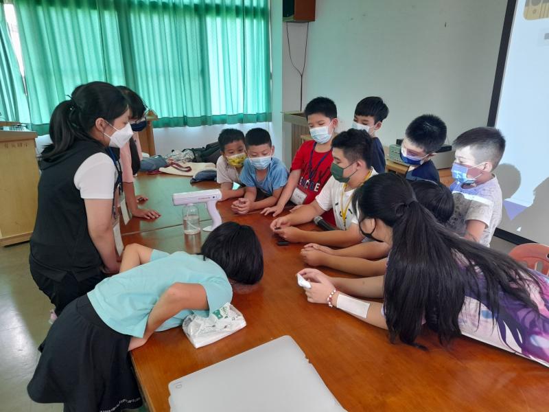 老師分組指導如何設計microbit專案