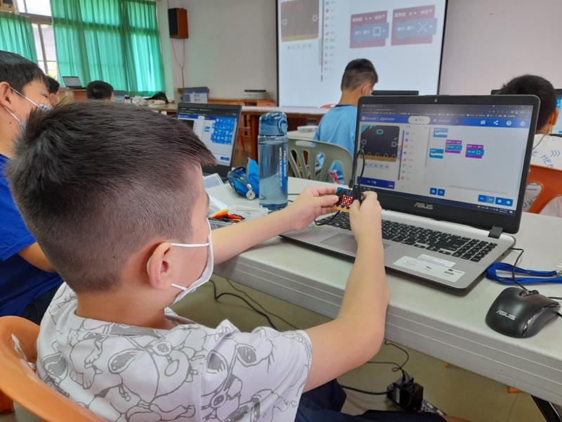 學員專心製作個人化專案