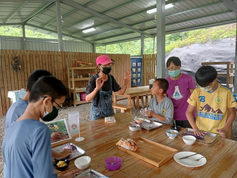 老師細心教導學員芋圓的製程，每個環節都不能馬虎喔!