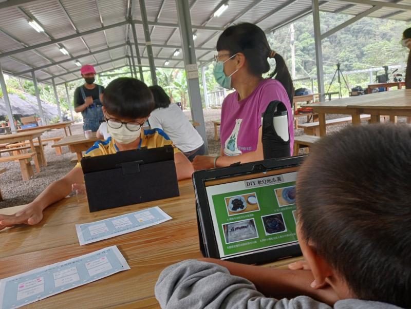 老師利用從埔里DOC借來的平板製作學習單，教導學員食農教育