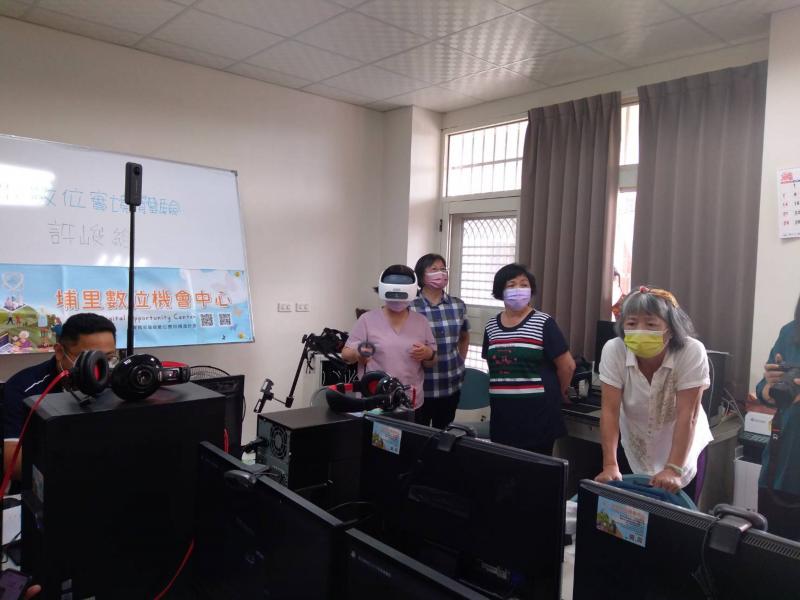 學員闢不急待輪流體驗VR眼鏡的奧妙，並大呼驚奇