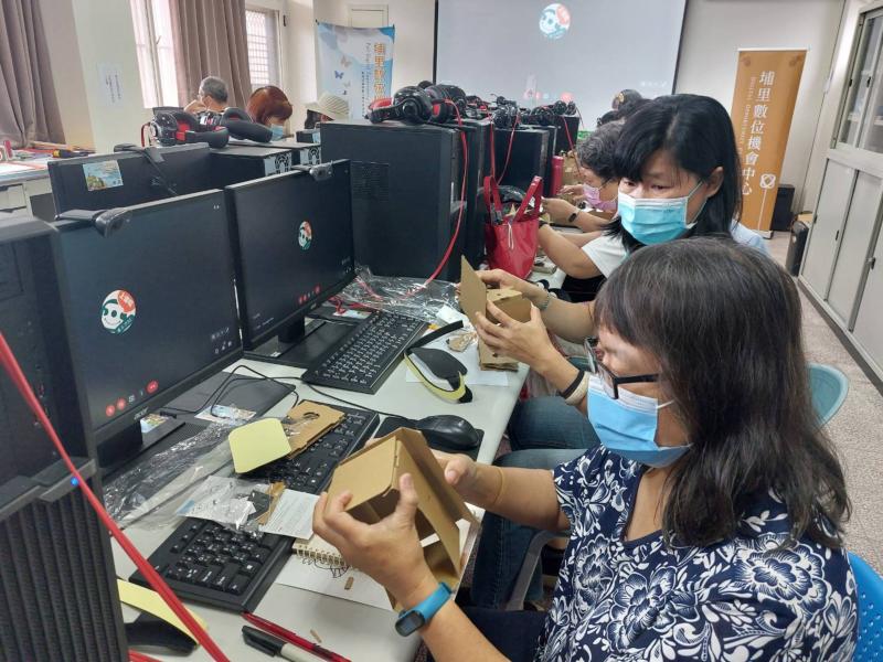 學員專心製作紙板式VR眼鏡