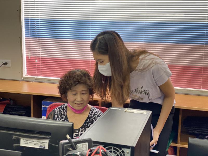 教會新傳道協助長輩學員們，於手機指令的操作。