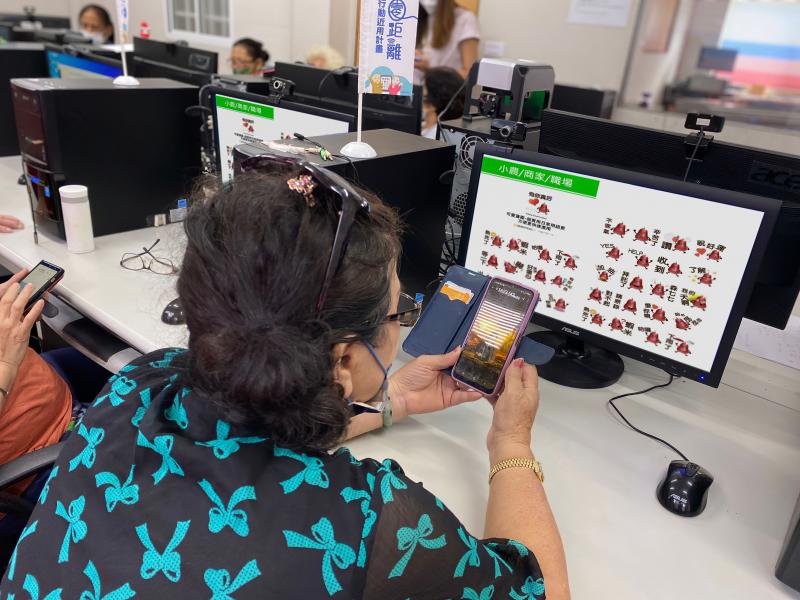 學員看著範例貼圖，用自己人像當主角製作專屬自己的貼圖。