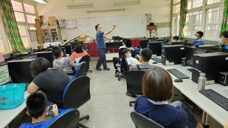 老師示範模擬無人機飛行路線。