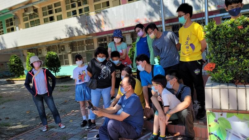 老師示範觀看螢幕顯示的數據高度。