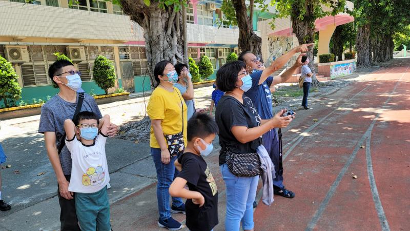 學員親自操作無人機老師從旁協助。