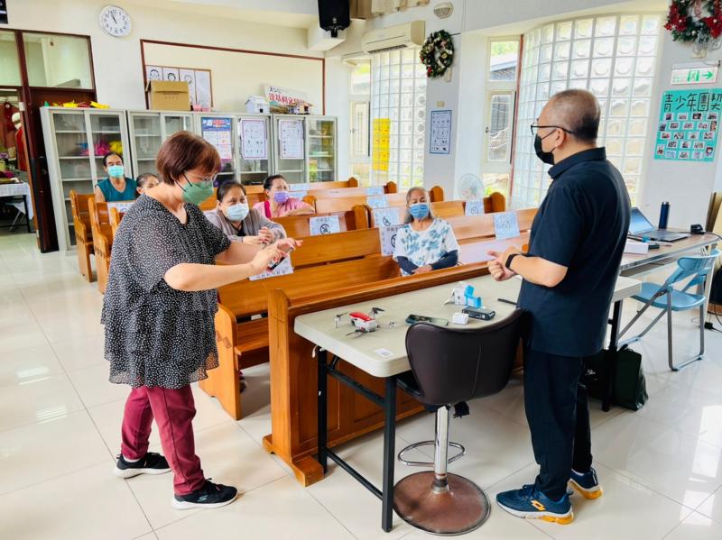 講師與學員上課畫面，介紹智慧家電體驗(智慧音箱、插座等等)