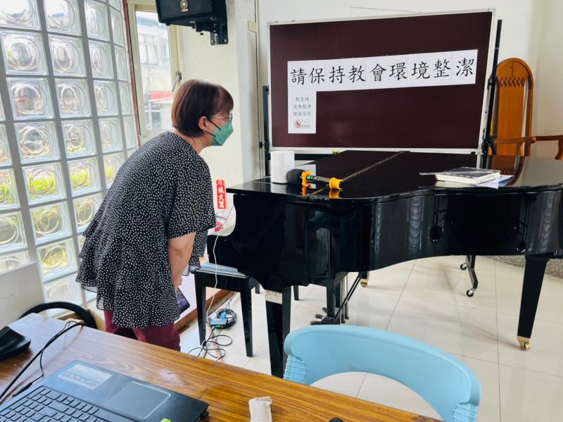 學員透過行動裝置語音助理利用(小愛音箱)