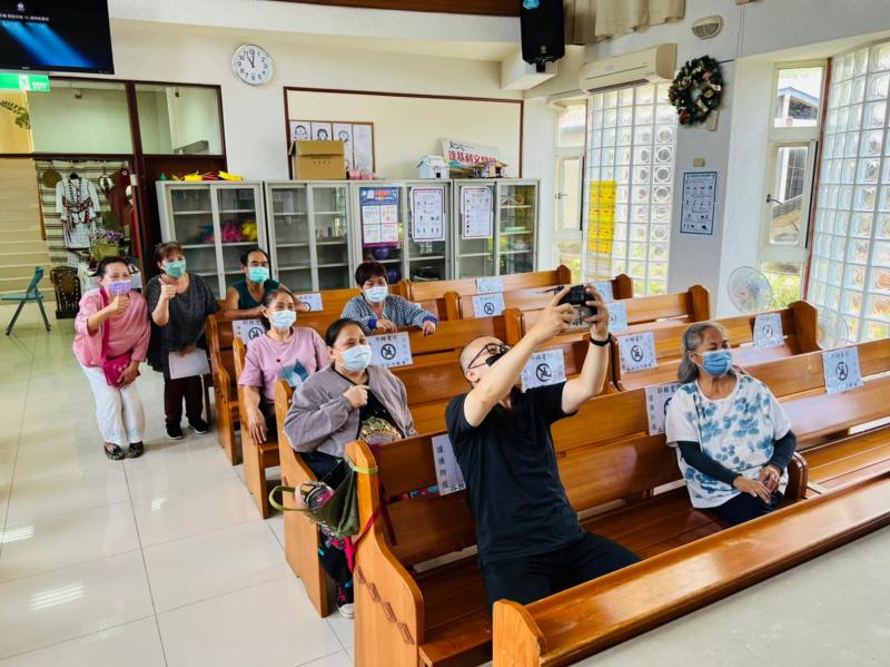 最後利用空拍機在室內進行空拍機大合照拍照