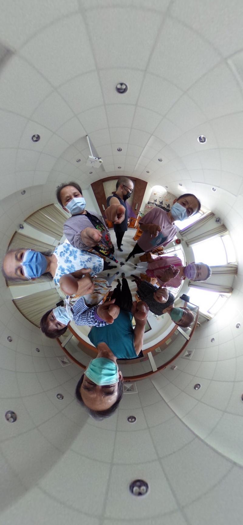 利用空拍機在室內進行大合照拍照1