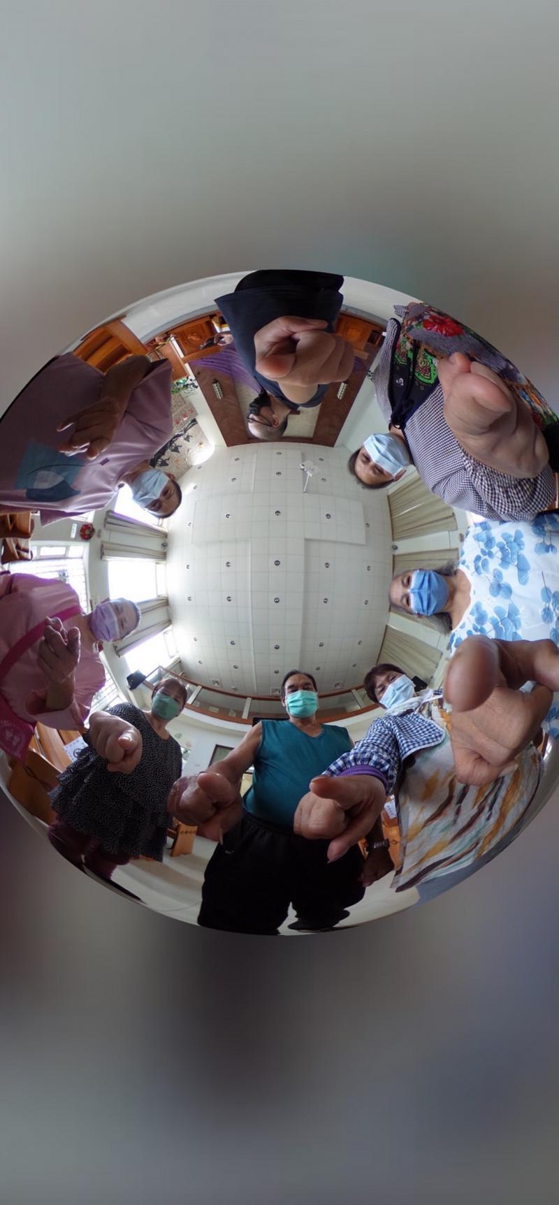 利用空拍機在室內進行大合照拍照