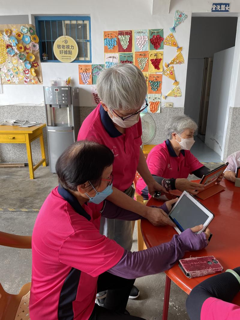 漁橋文件站學員互相練習，交用拍照與錄影功能。