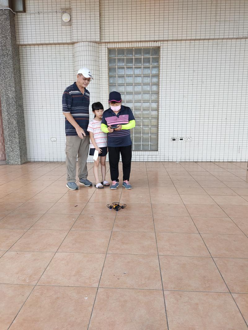 學員實際操作。阿罵說：它怎麼不聽我的話呢？它怎麼跑去撞牆呢！