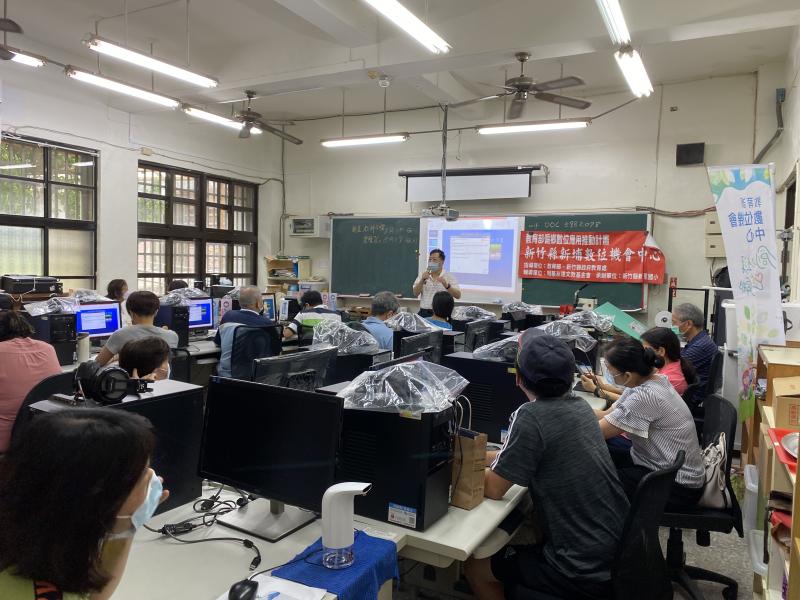 學員認真聽講師講解