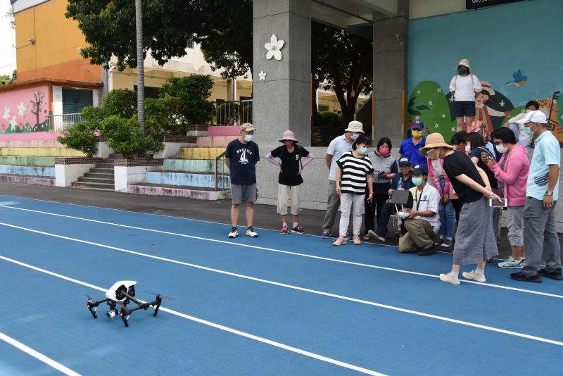 學員體驗空拍機升空