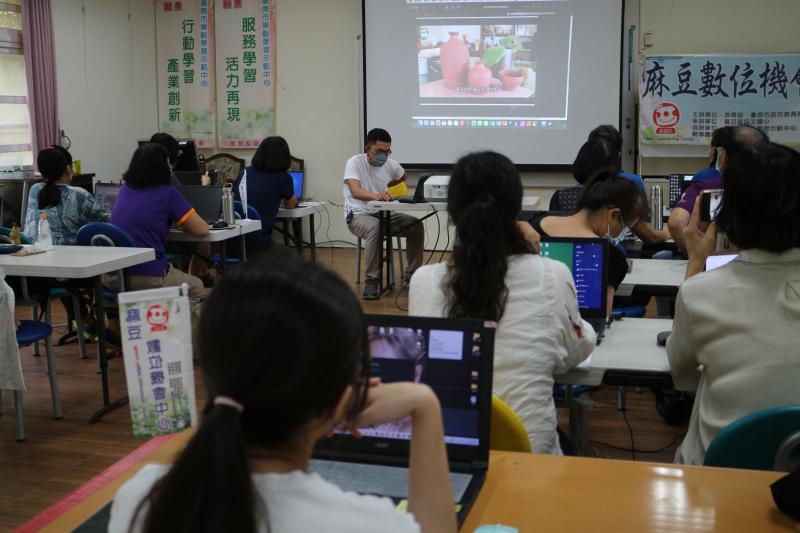 老師講解影片剪輯實際操作