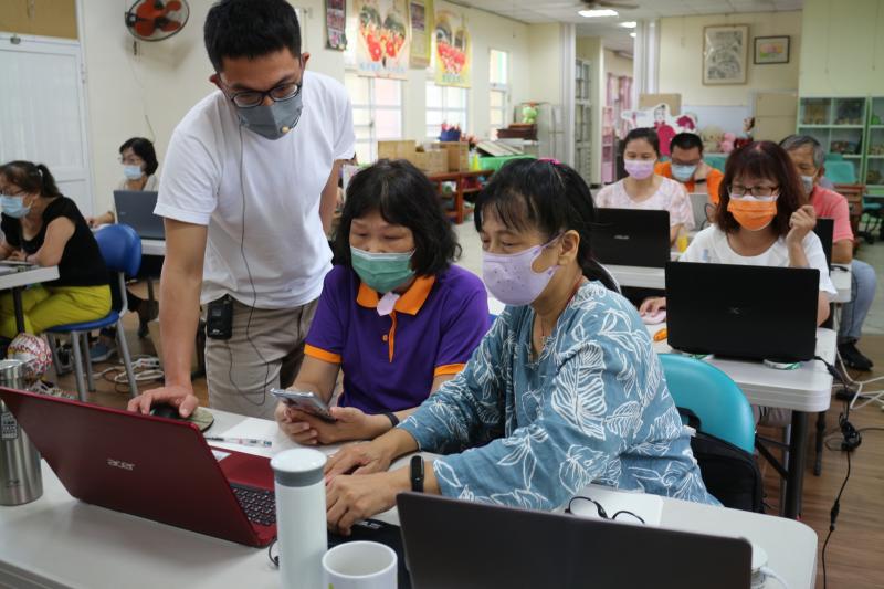 老師講解影片剪輯軟體操作