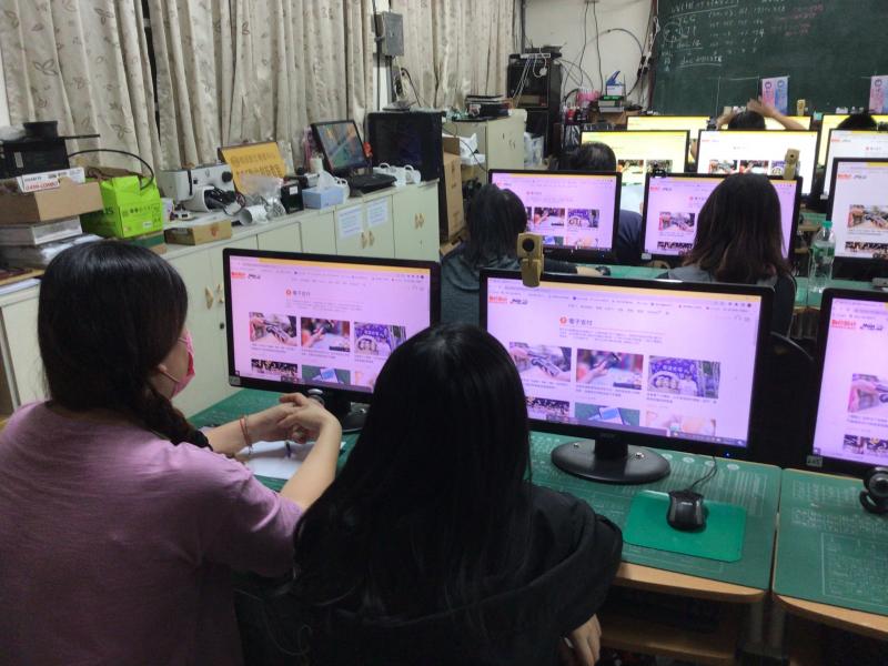 學員上課認真學習操作