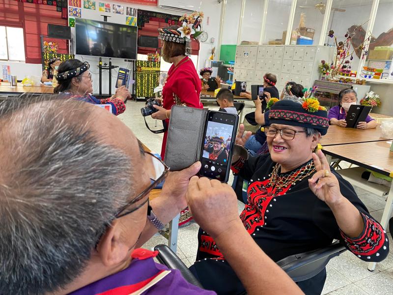 學員開心互相拍照