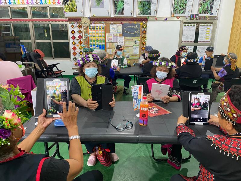 學員好奇平板照相