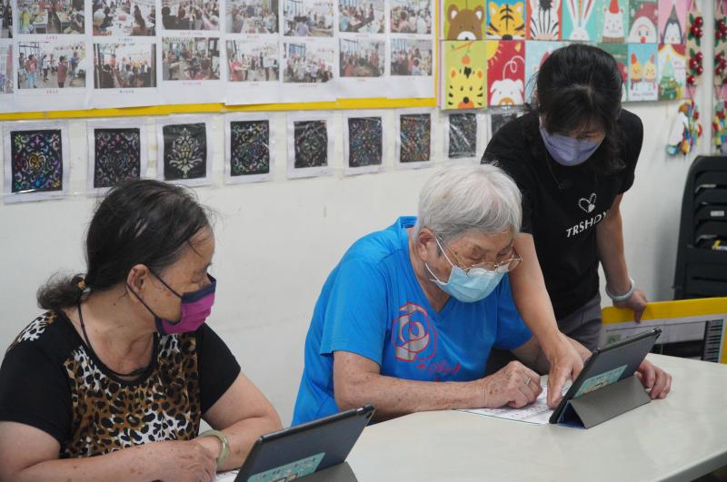 講師協助學員排除問題點