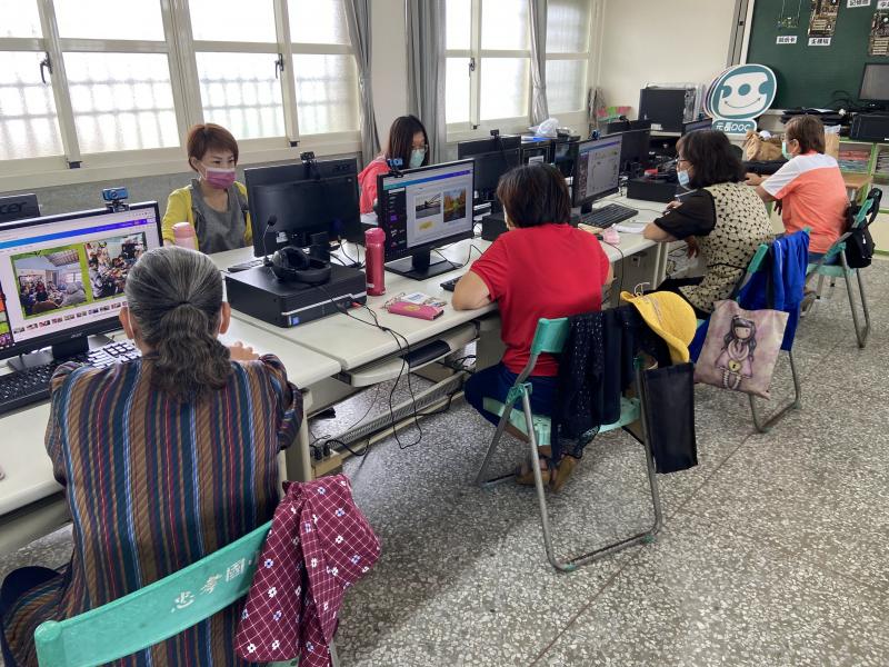 「創意地圖設計」課程延續7月份的「QR Cod應用真有趣」，上課老師首先複習先前的課程，這次更多帶入到CANVA的操作運用，學員們根據老師的教法練習編輯拍攝的照片!