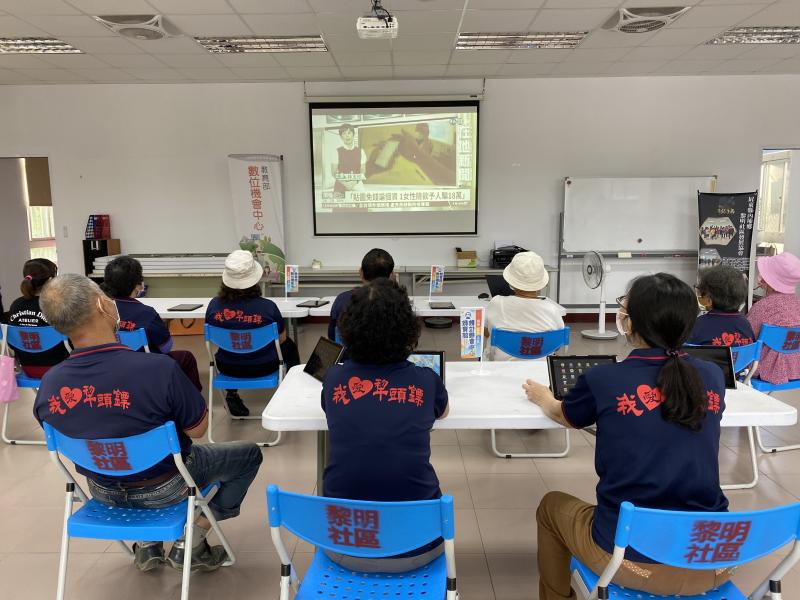 講師透過新聞媒體，傳遞網路正確使用行為，避免網路霸凌事件發生。