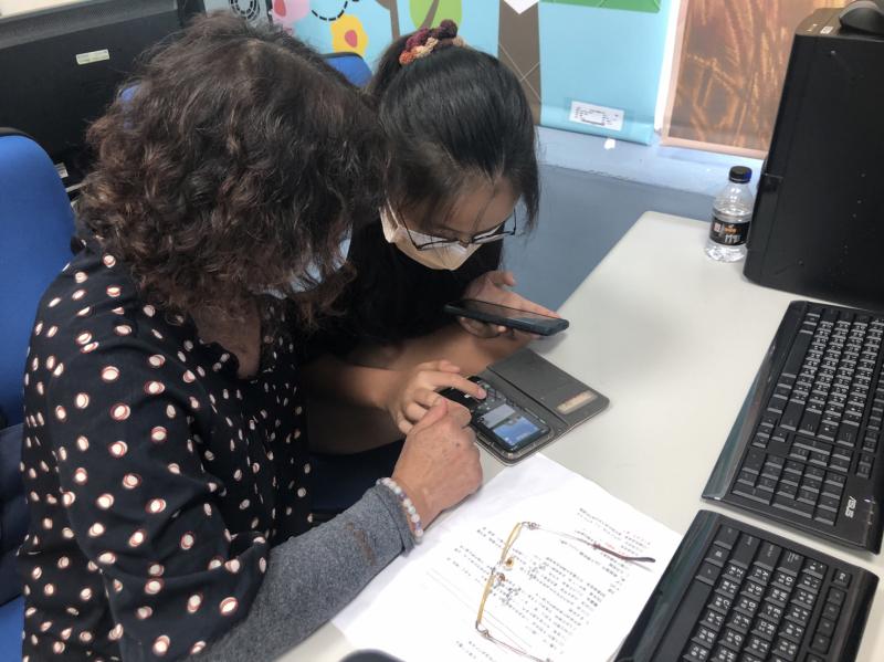 可愛的萬興國中畢業校友跟著阿姨一起來DOC學習,從夏日大熱天和志工阿姨叔叔們一起踩街拍攝,到剪輯成果每一堂課都出席,也在課堂上幫忙協助志工阿姨們,要給予大大的鼓掌呢~!!